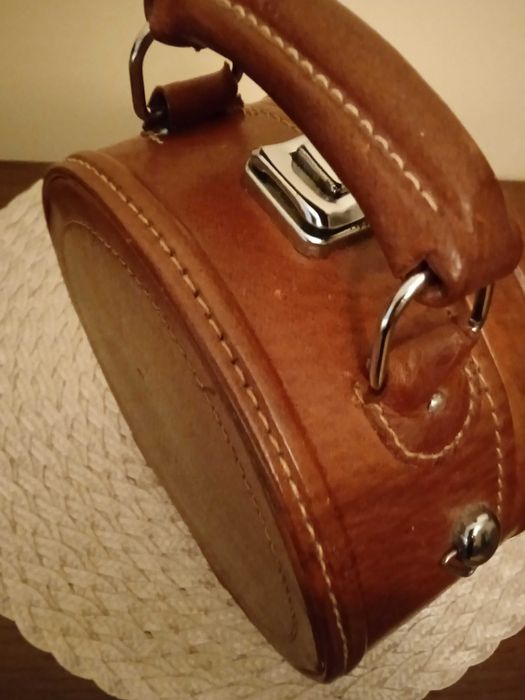 Kuferek hiszpański z zamknięciem