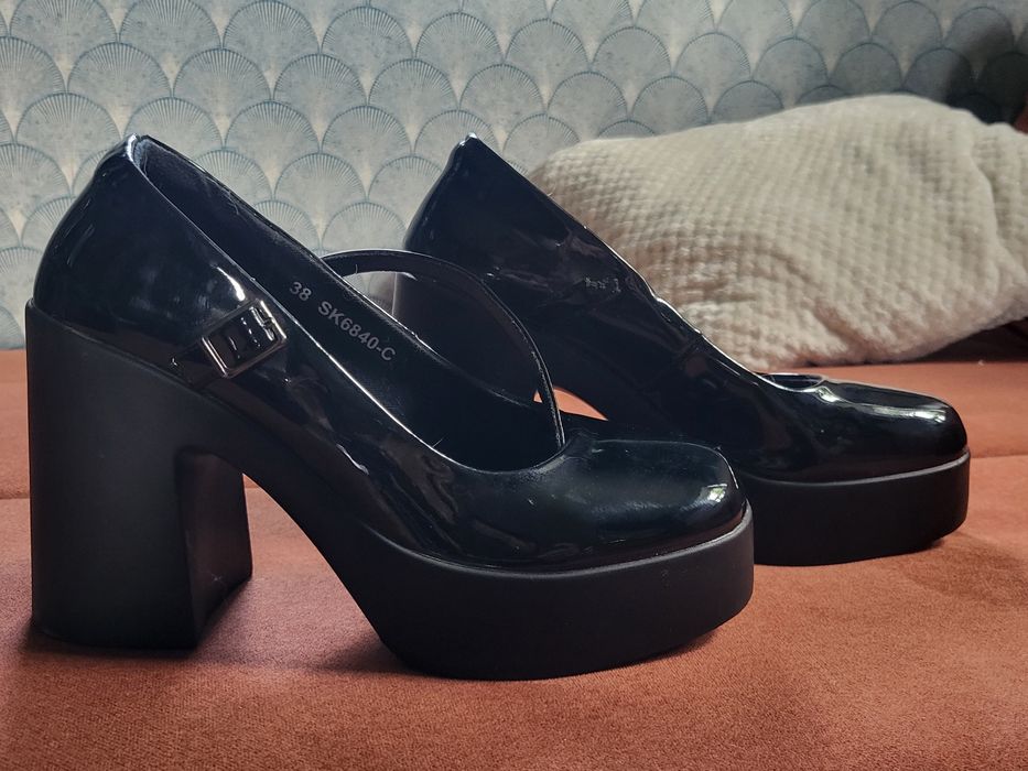 Nowe buty na grubym obcasie i koturnie rozm. 38