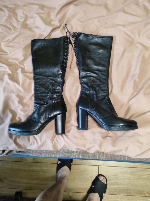 Взуття жіноче, шкіряне.