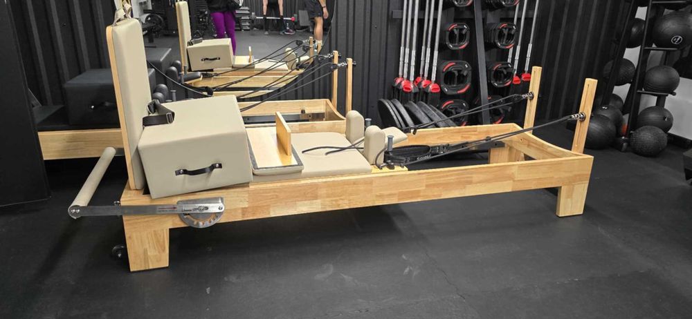 Reformer Pilates z drewna dębowego – profesjonalne łóżko Pilates