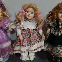 Trzy lalki z porcelany wraz ze stojakami