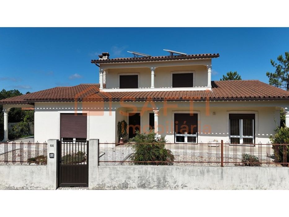 Moradia T4 com garagem, no centro de Pataias com uma area de 1200m2...