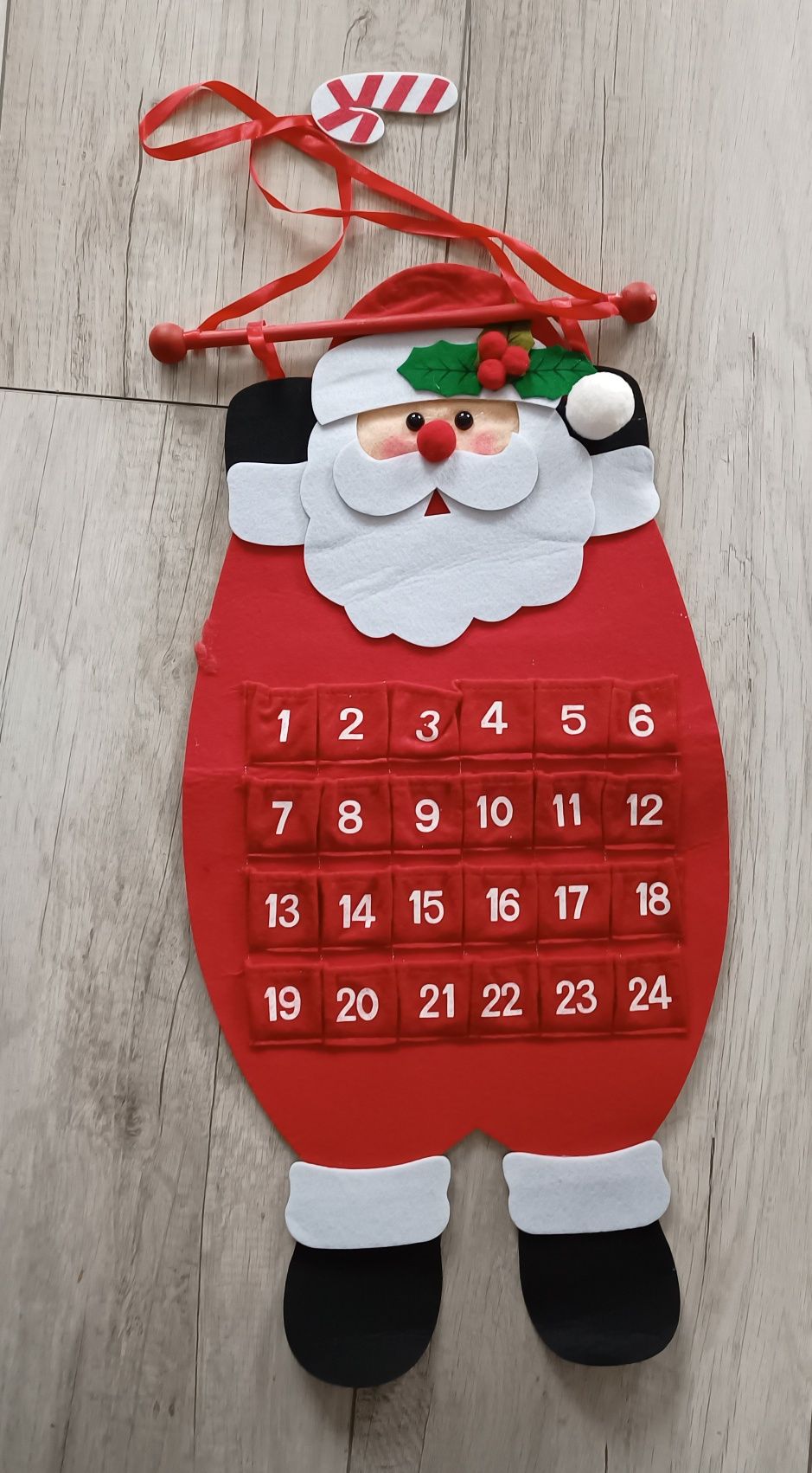 Kalendarz adwentowy duży Mikołaj do powieszenia na ścianie nowy