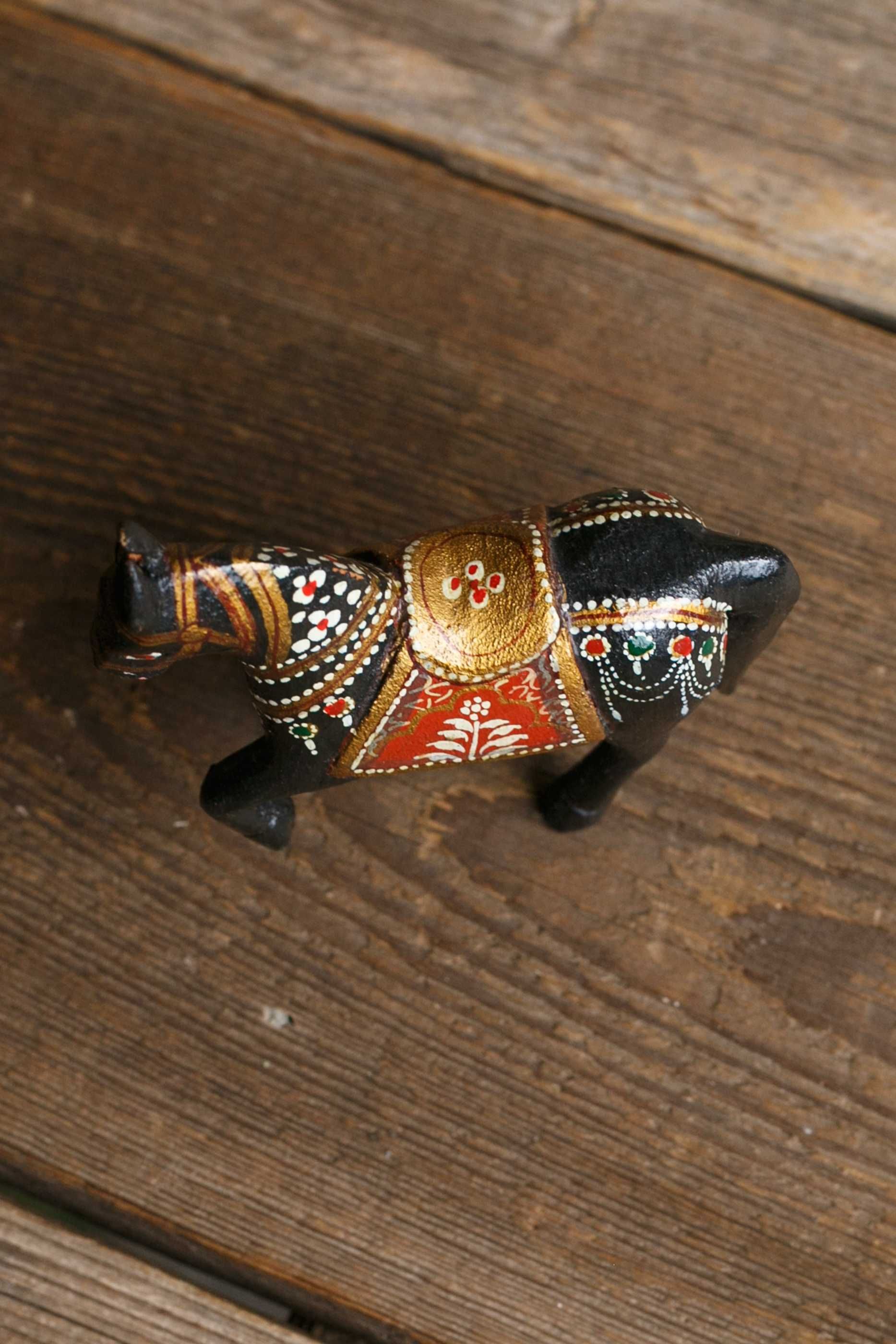 stara drewniana figurka konia z malowanym wzorem