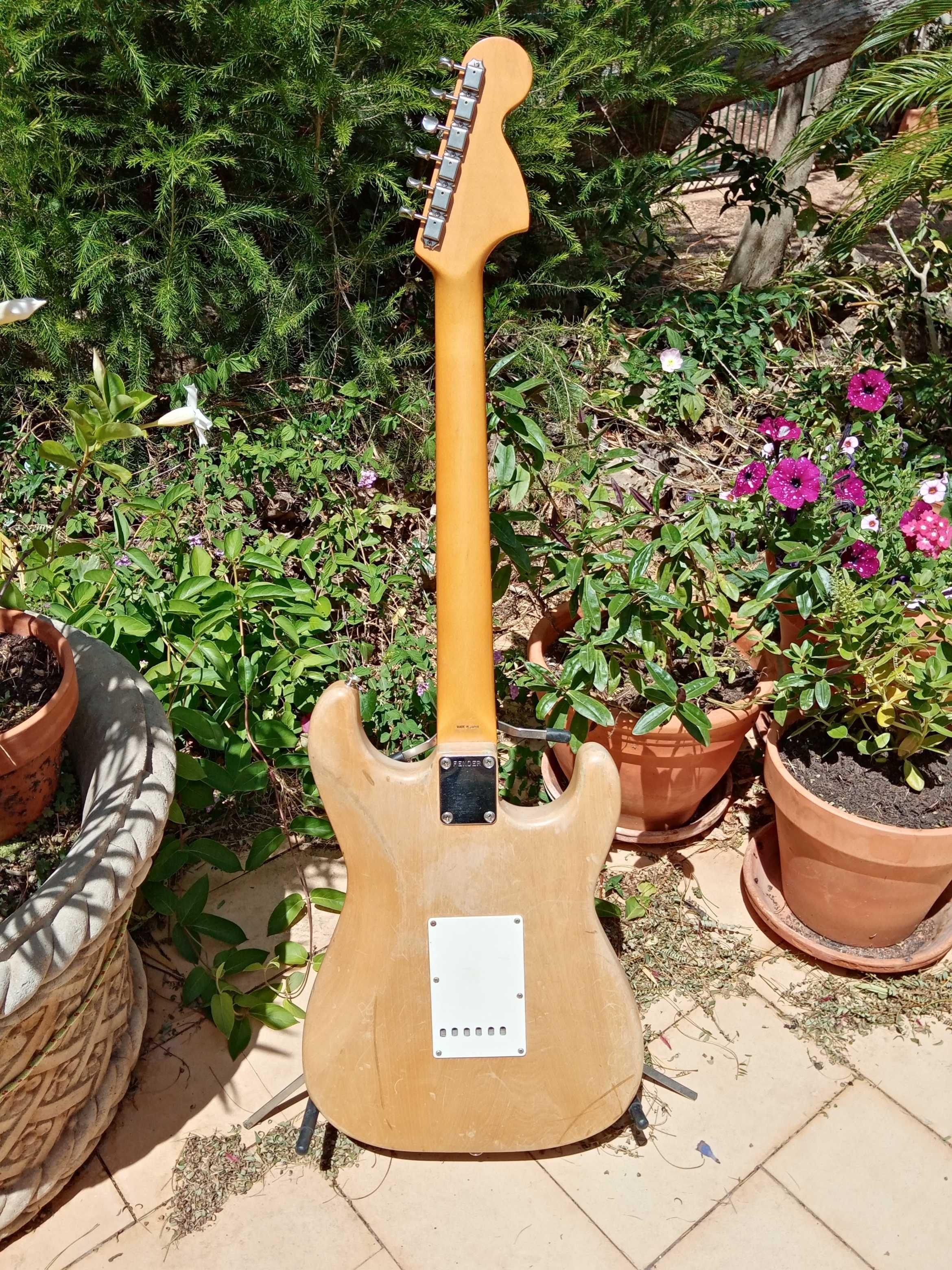 FENDER Left Hand / Canhoto Stratocaster Electric Guitar / Guitarra