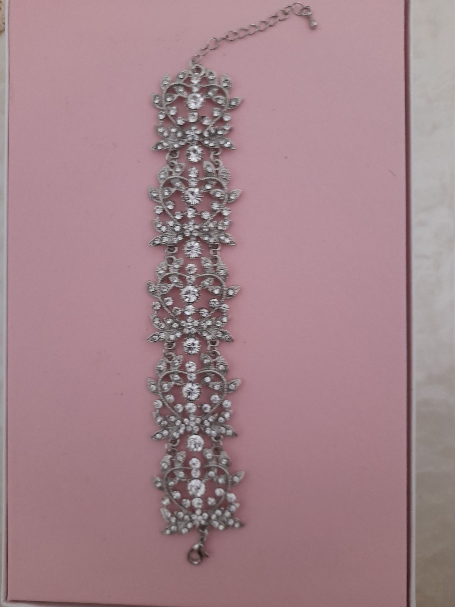 Pulseira com pedras transparentes