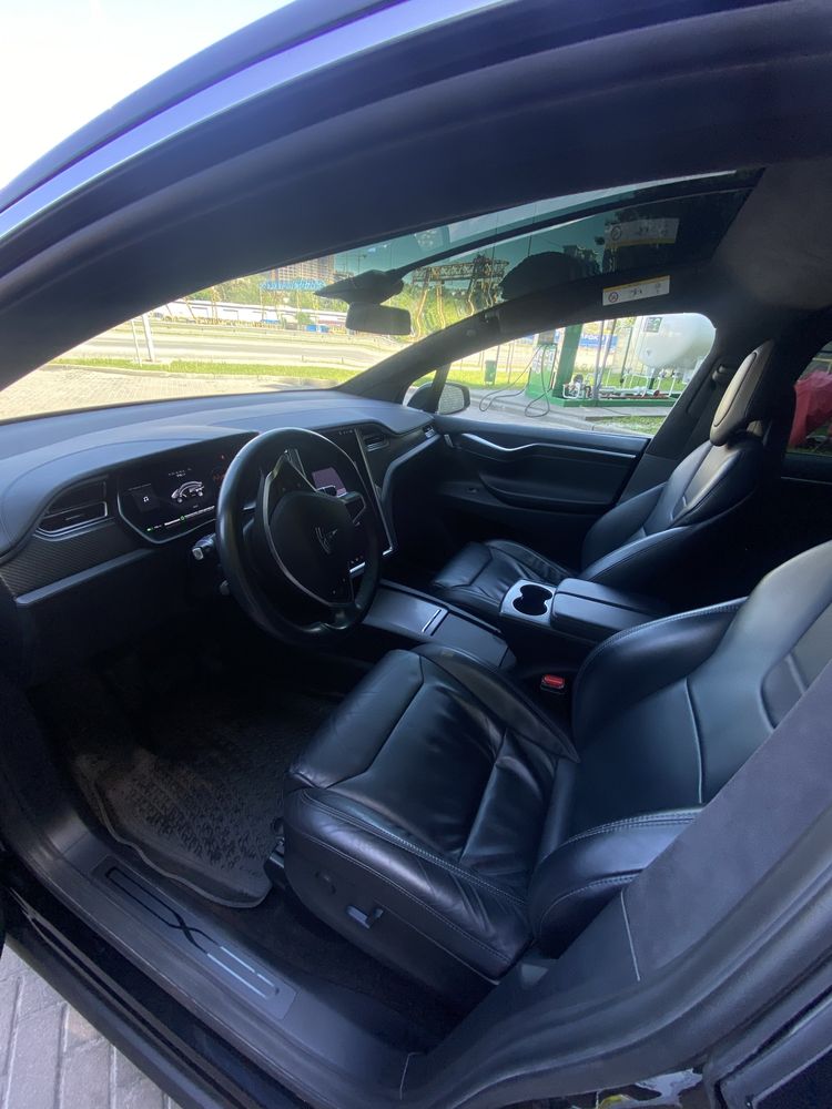 Tesla Model X офиційне авто