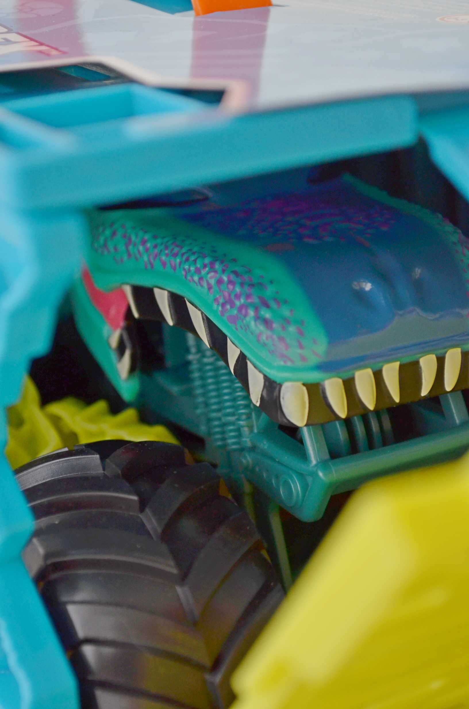 Hot Wheels 20 см Monster Trucks Mega Wrex oversized Гараж набір акула