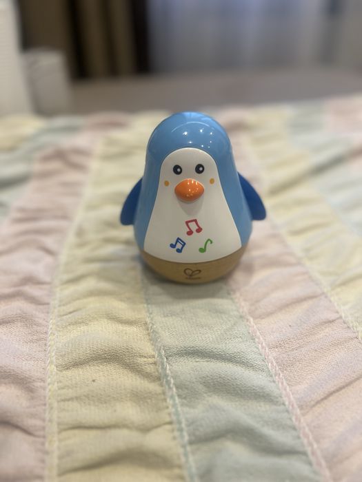 Дерев'яне брязкальце Пінгвінчик-неваляшка Hape