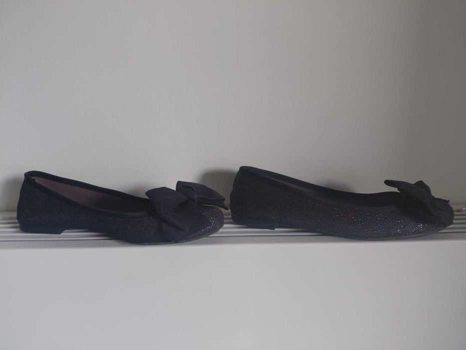 Sapatos rasos pretos abrilhantados elegantes