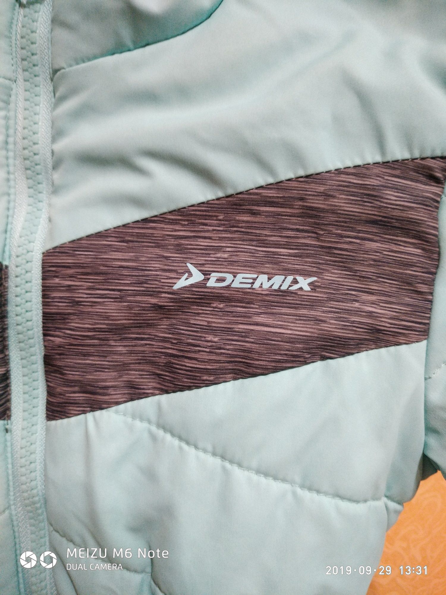 Продам куртку Demix