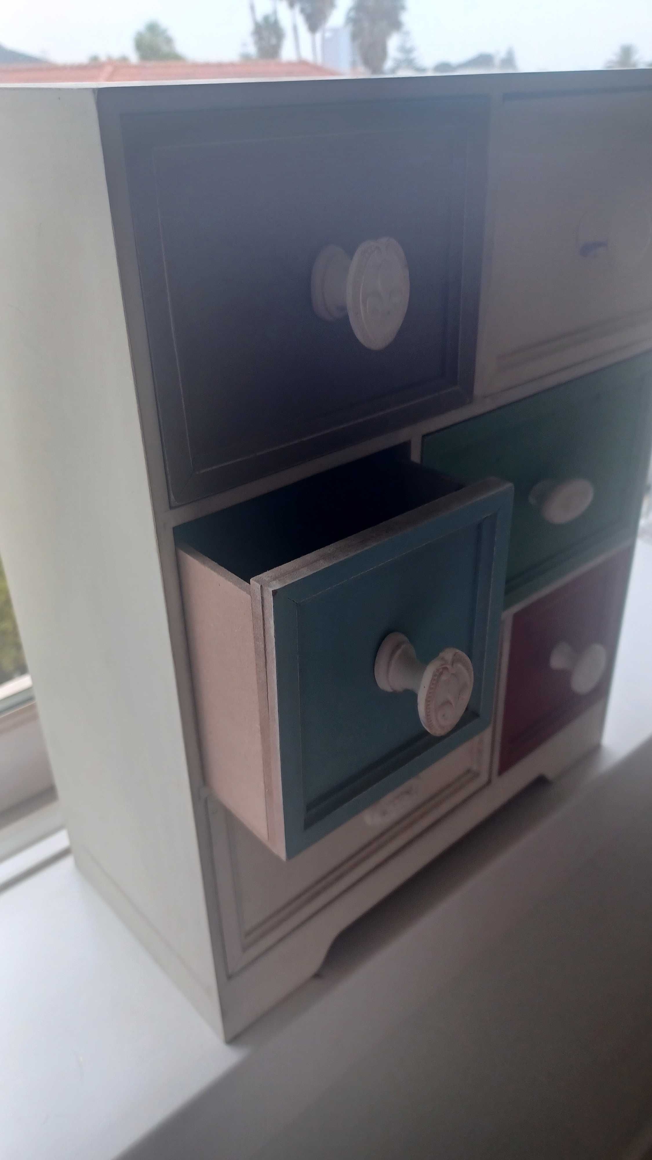 Movel decorativo com 6 gavetas