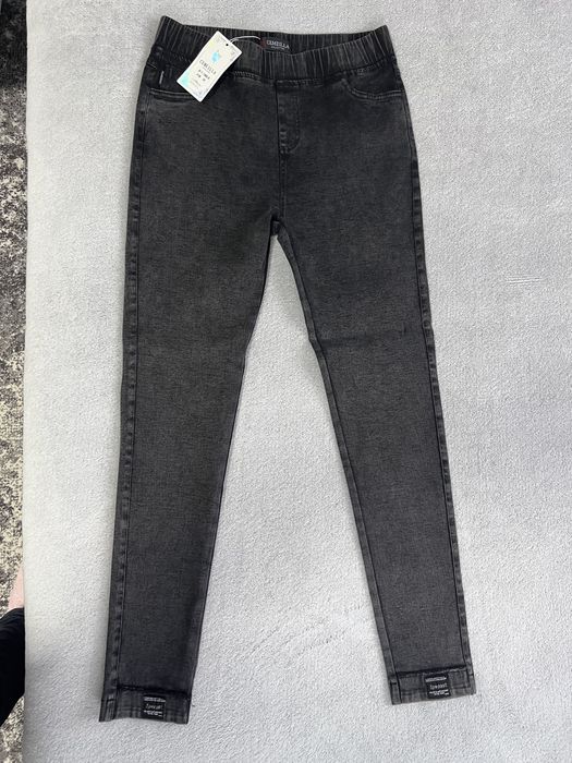 Жіночі джинси чорного кольору