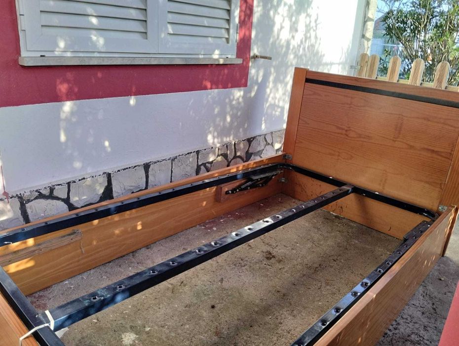 Vende-se Cama De Corpo E Meio Tipo Sommier Madeira