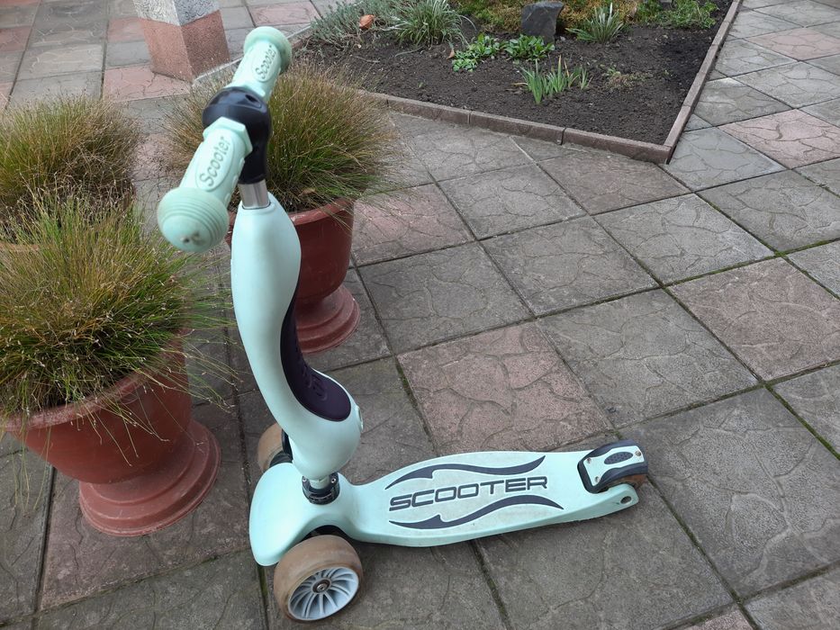 Дитячий самокат мятного кольору