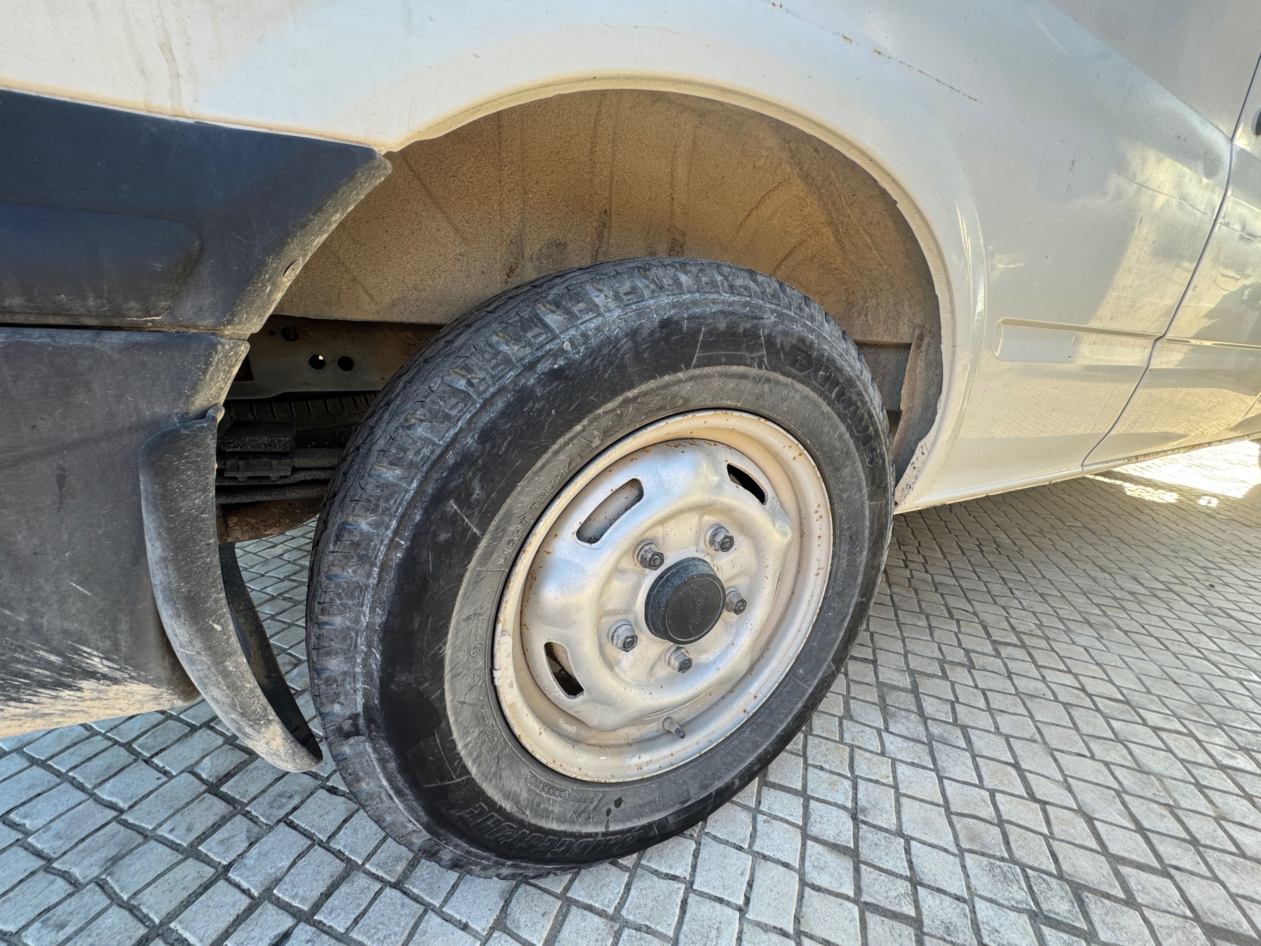 Ford Transit 2001 – Pronta para trabalho ou projeto de camper