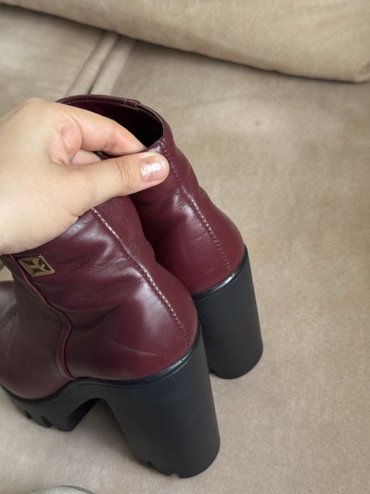 Бордові чобітки