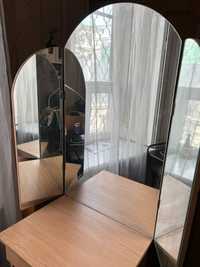 Столик с зеркалом ( трюмо)