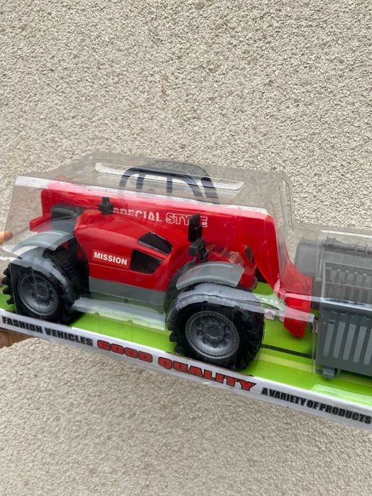Traktor ładowarka czerwona