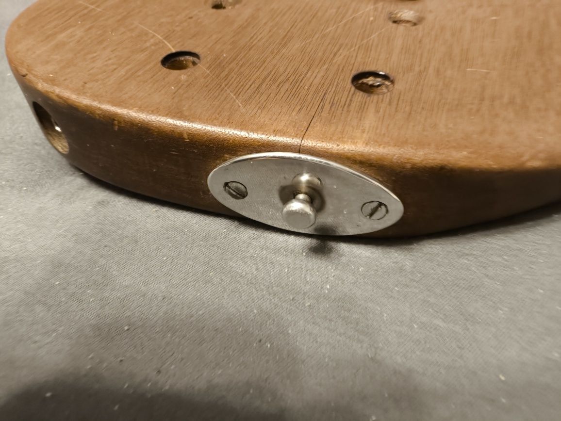 Gitara elektryczna mahoniowa nietypowa