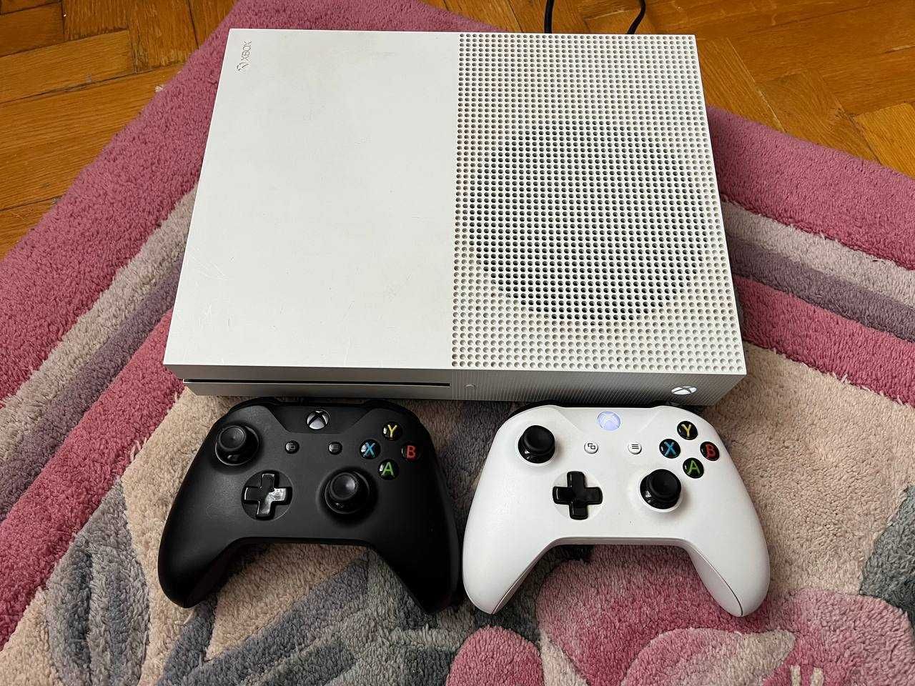 Xbox One S 500Gb + 2 джойстики.