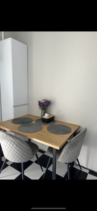 Обідній стіл з декоративного шпону під дуб