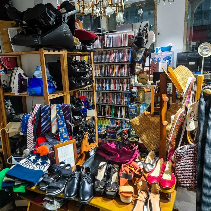 Gorro Malha “BRONX” – Azul Marinho com Pompom Laranja