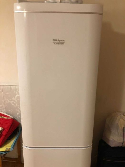 Продам холодильник з морозильною камерою  Ariston hotpoint RMBA2200LH
