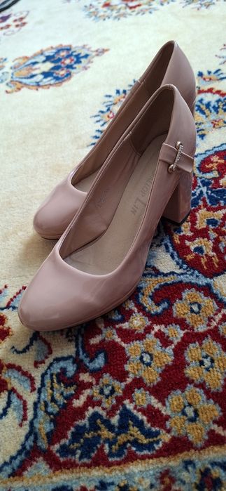 Лаковані бежові туфлі 39 розмір