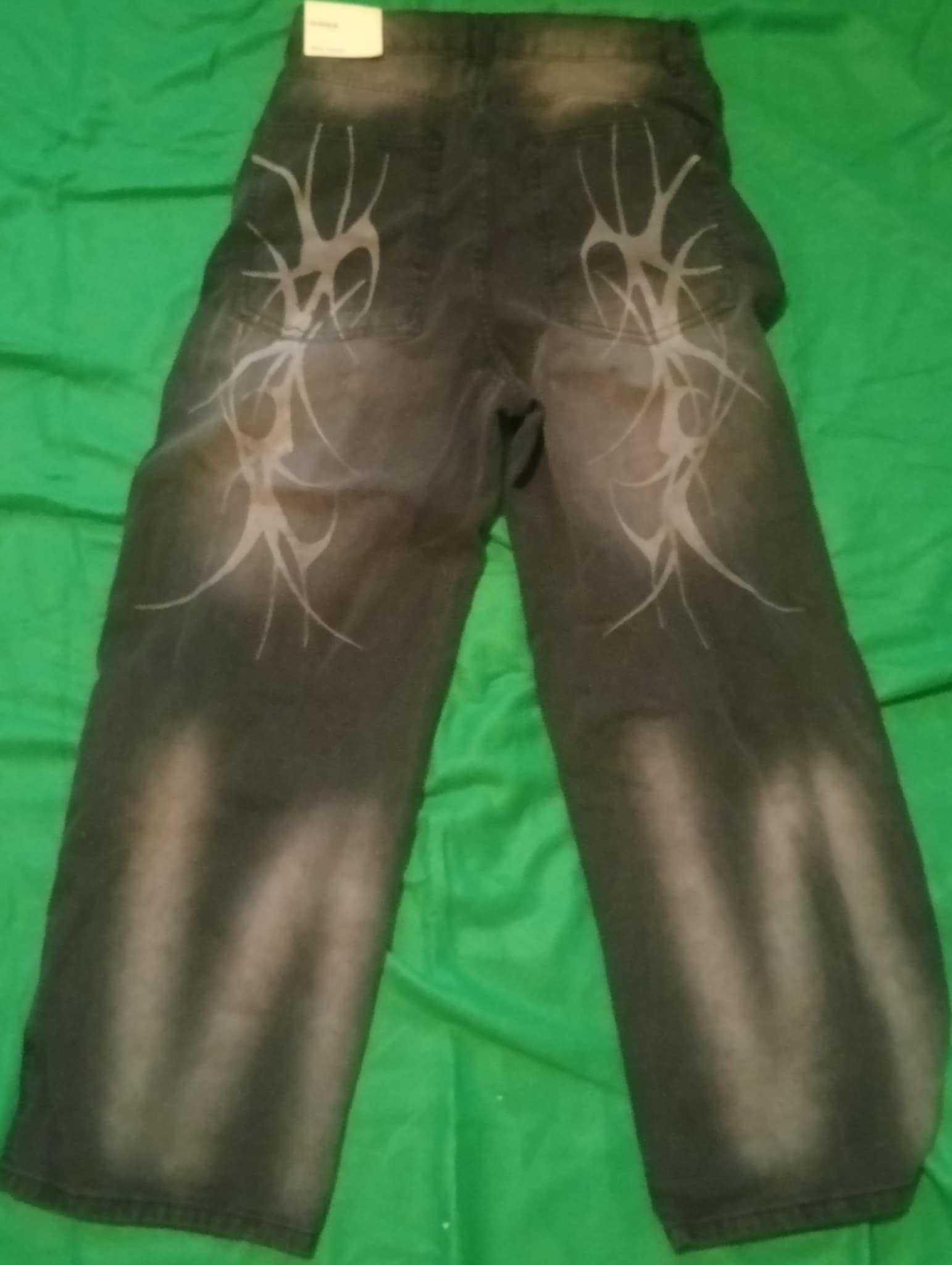 Czarne jeansy baggy fit z motywem tribal na tyle