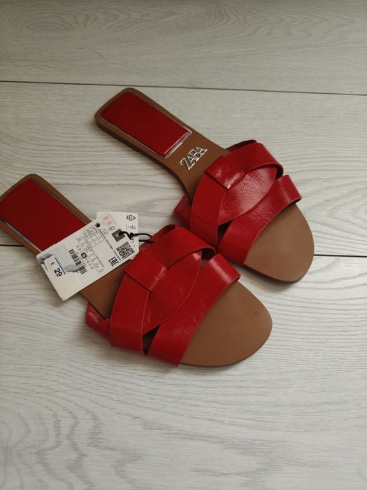 Червоні слайдери від Zara з натуральної шкіри