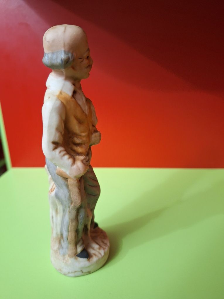 Figurka dziadek staruszek ze znanej serii  porcelana nieszkliwiona
