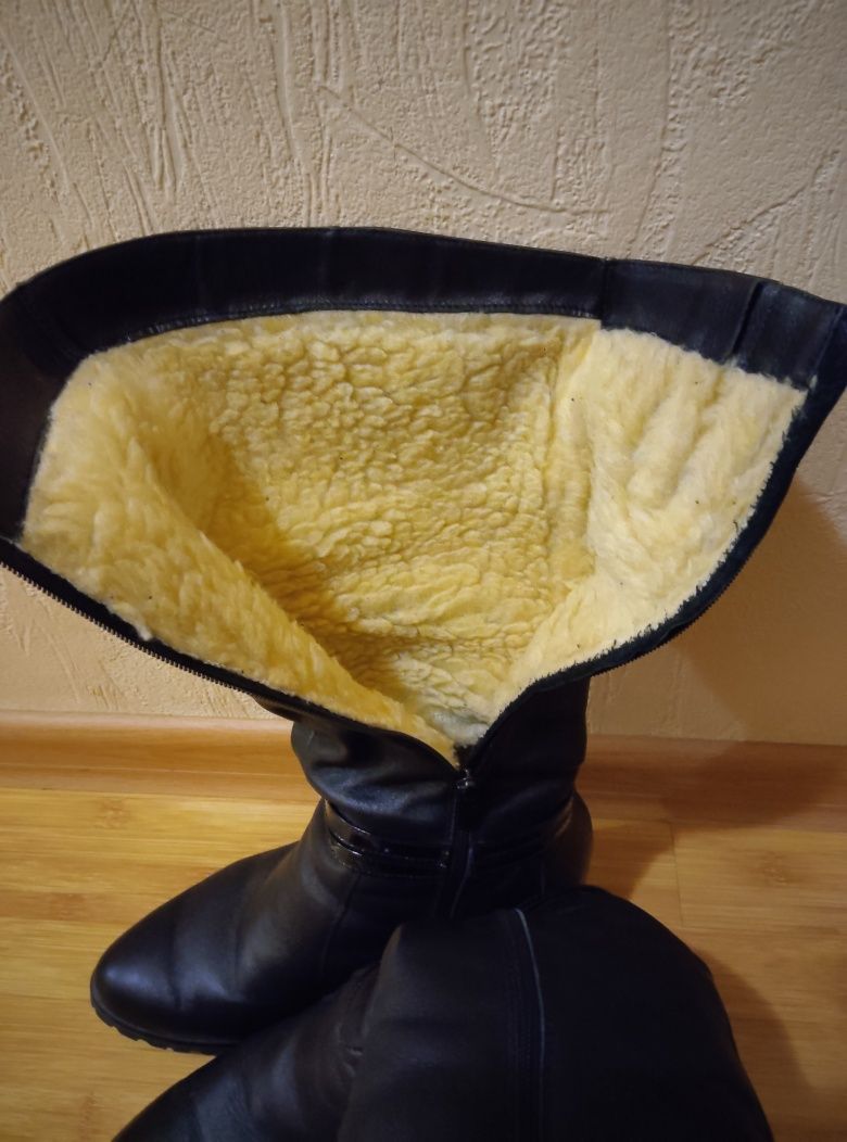 Продам кожаные женские сапоги