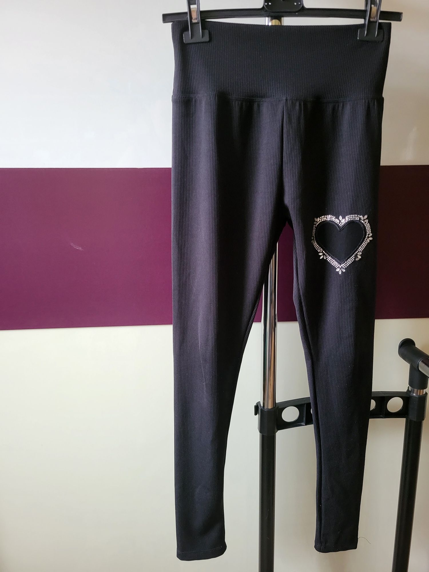 Legginsy prążkowane z sercem 170