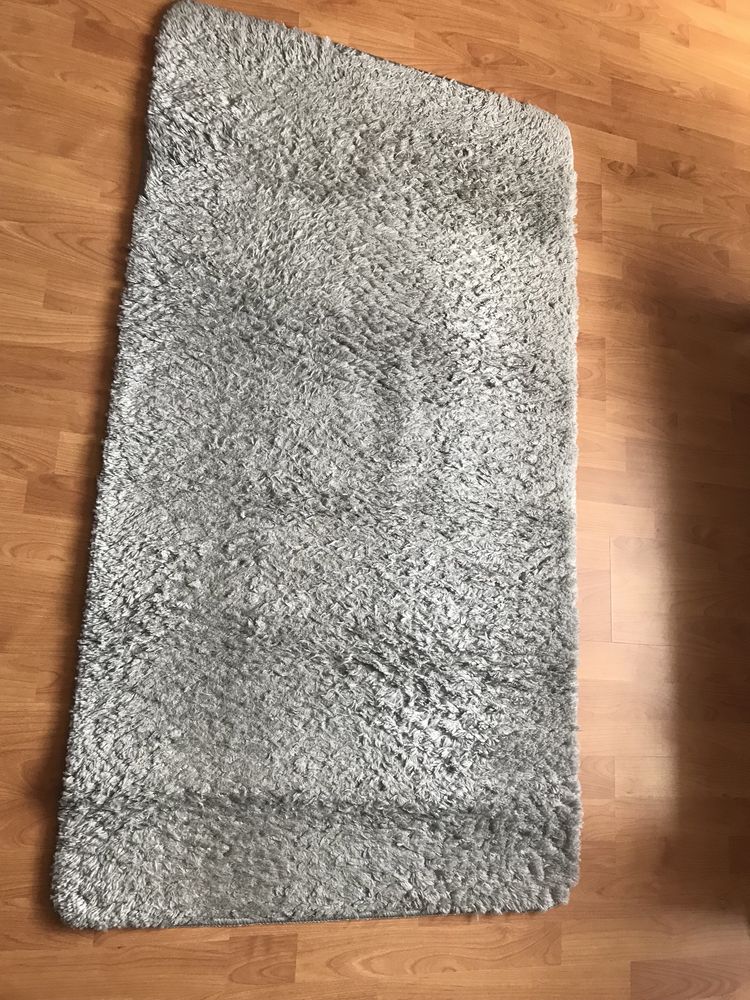 Dwa używane dywany typu shaggy