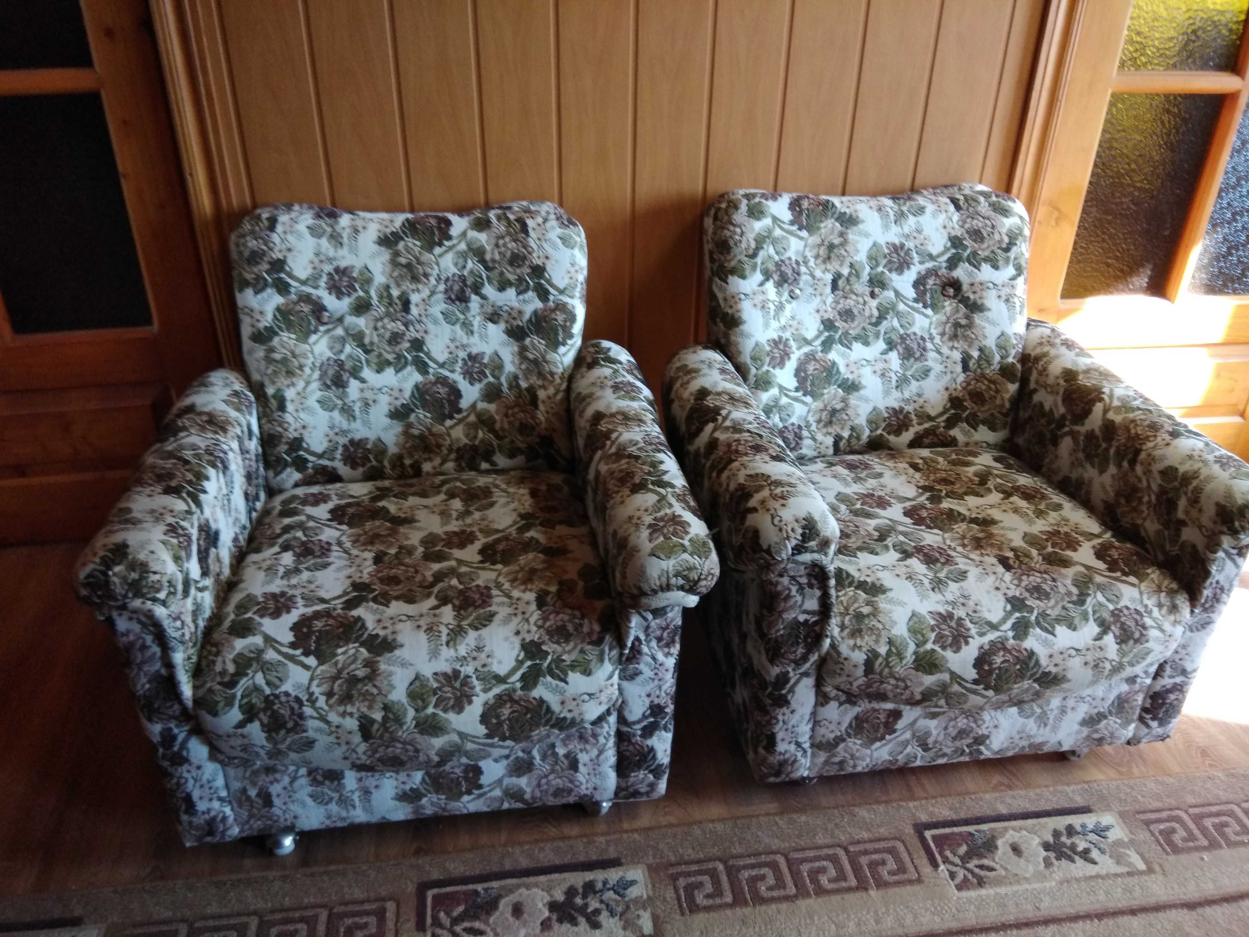 Продам м'які меблі: диван, два крісла та чотири стільця