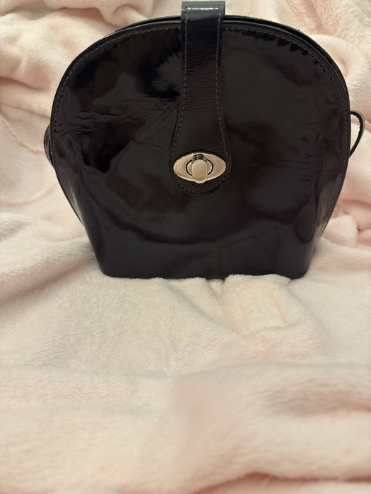 Skórzana torebka podkówka w kolorze śliwkowym OrsoNero, torba na ramie