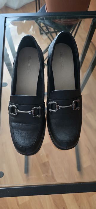 Buty na słupku z klamrą