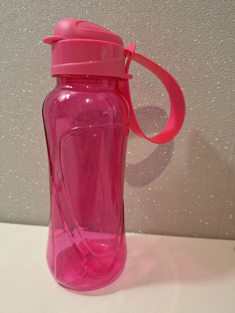 Różowa plastikowa butelka