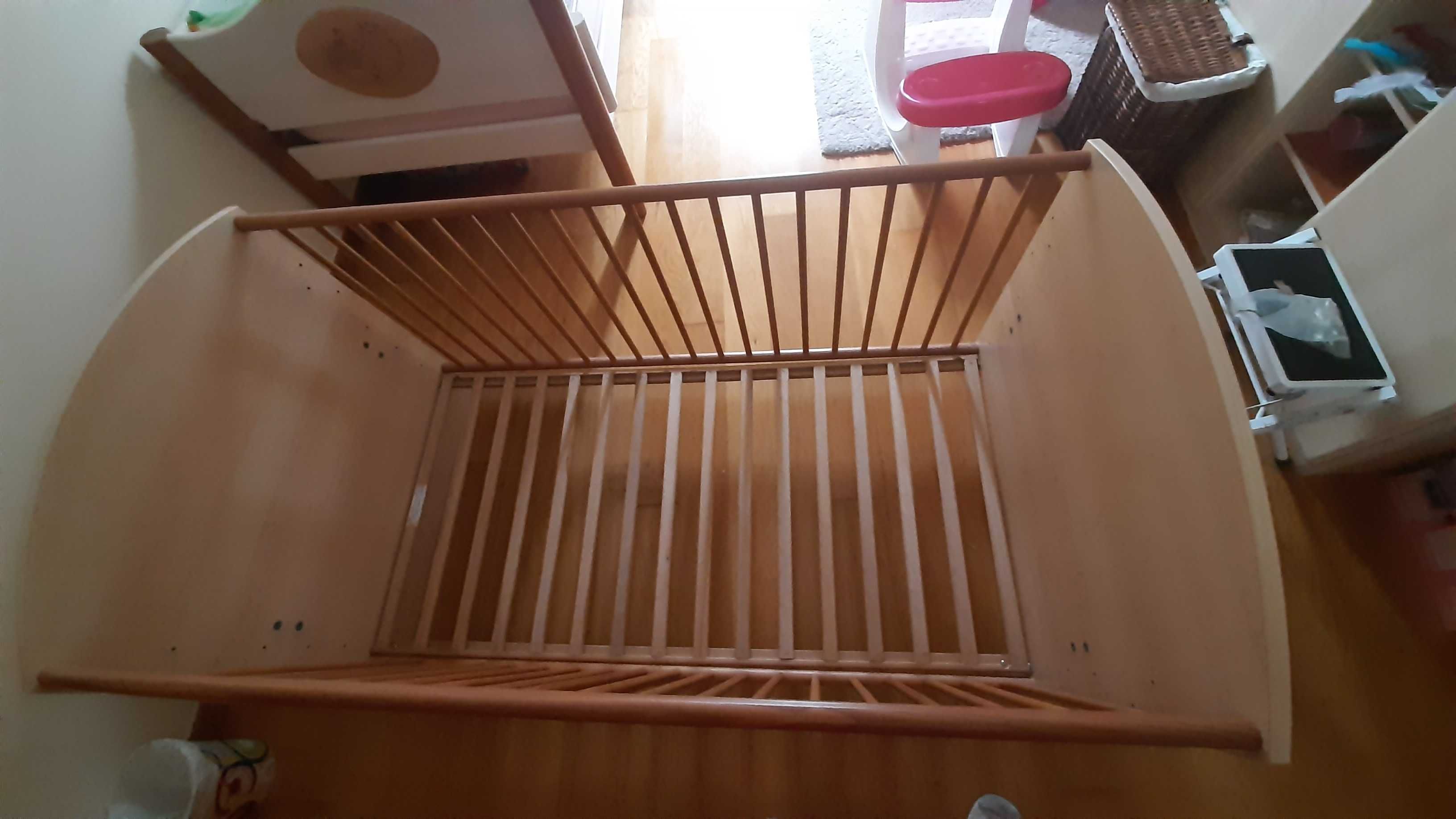 Cama para bebé em ótimo estado