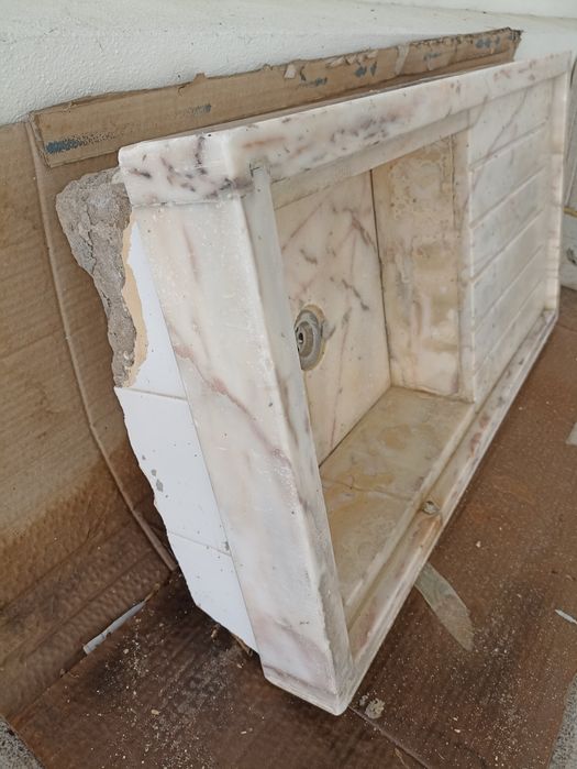 Lavatório rústico em pedra mármore com escorredor esculpido