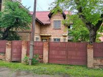 Частина будинку по вул. ІВАСЮКА з ділянкою