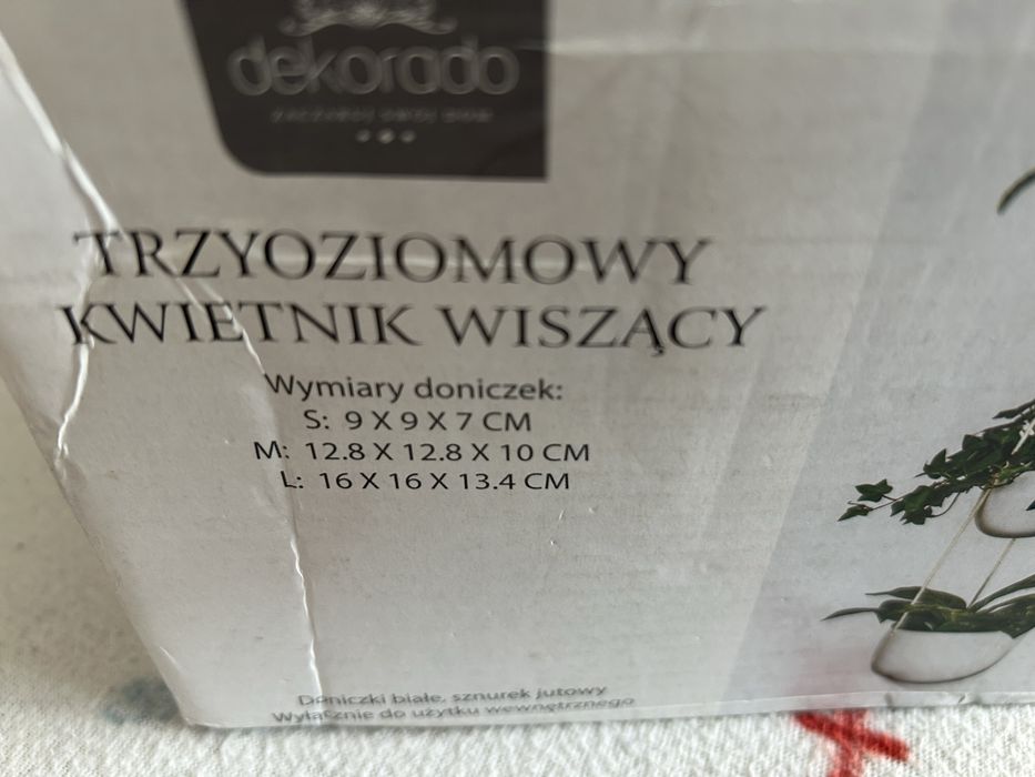 Trzypoziomowy kwietnik wiszacy