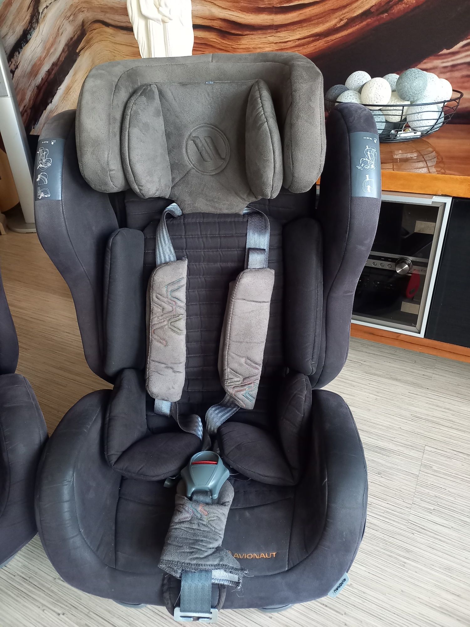 Fotelik samochodowy Avionaut EVOLVAIR 9-36 kg w opcjach  9 - 18 kg i