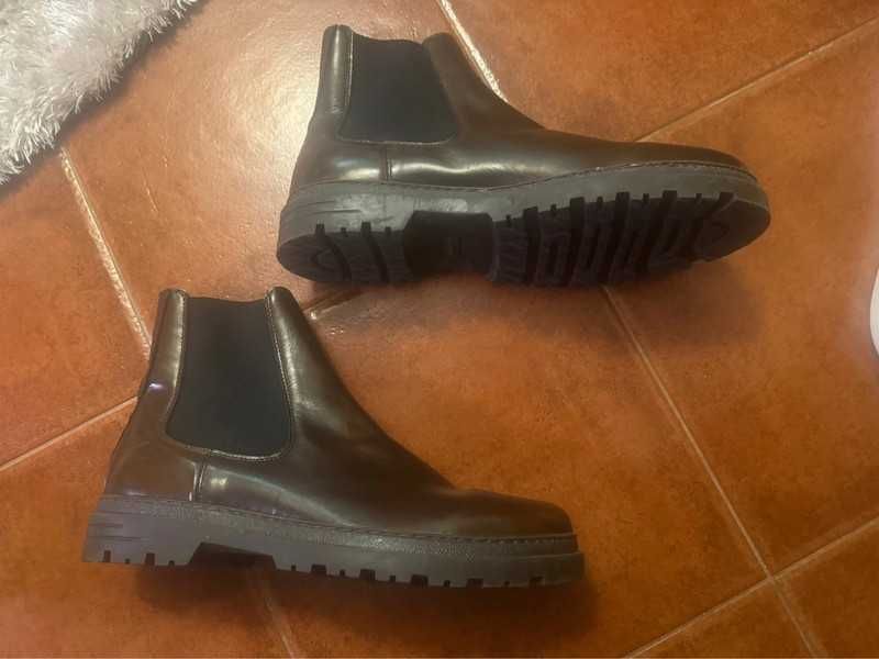 Botas de homem em pele