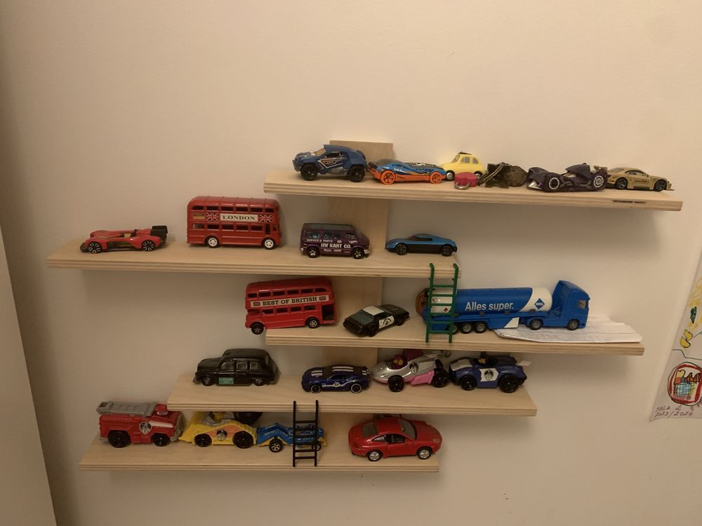 Estante de madeira para carrinhos / miniaturas – 20€
