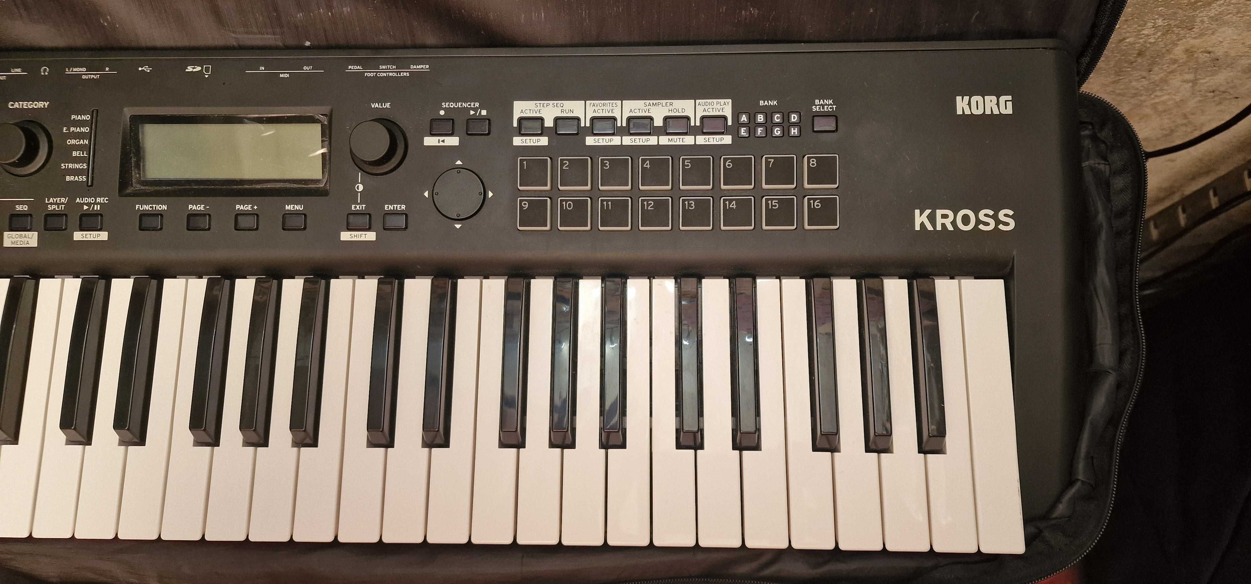 Korg Kross 2 - plus oryginalny czerwony pokrowiec. Stan B.dobry