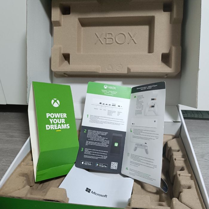 Xbox Series S 512 gb + геймпад + зарядна станція і акумулятори.