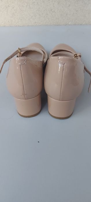Beżowe lakierowane czółenka Kurt Geiger  rozmiar 40
