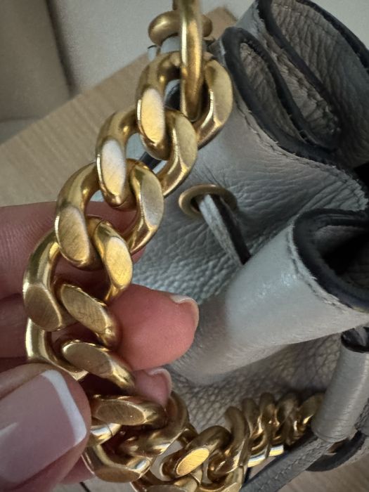 Moschino skórzana torebka worek bucket na regulowanym i odpinamy pasku